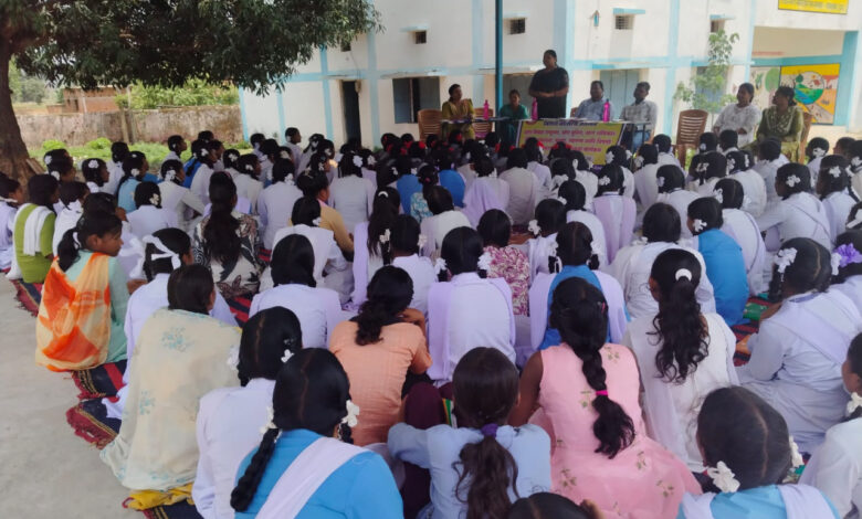 सुरक्षित बचपन, सशक्त भविष्य के लिए छत्तीसगढ़ में जागरूकता अभियान तेज, स्कूलों में बच्चों को बाल अधिकार, पॉक्सो कानून, साइबर सुरक्षा और गुड टच-बैड टच की दी जा रही जानकारी….. सुरक्षित बचपन, सशक्त भविष्य के लिए छत्तीसगढ़ में जागरूकता अभियान तेज, स्कूलों में बच्चों को बाल अधिकार, पॉक्सो कानून, साइबर सुरक्षा और गुड टच-बैड टच की दी जा रही जानकारी…..
