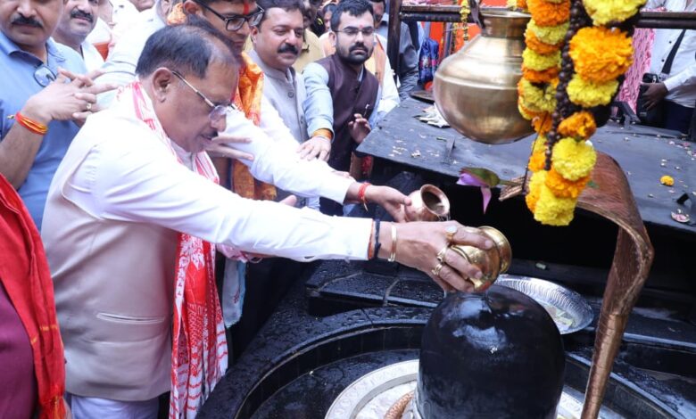 गुरु पूर्णिमा पर कोसमनारा पहुंचे मुख्यमंत्री विष्णु देव साय, सत्यनारायण बाबा धाम में की पूजा-अर्चना…..