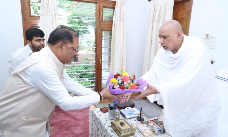 गुरु पूर्णिमा पर मुख्यमंत्री ने अघोर गुरु पीठ बनोरा में किए गुरु दर्शन, बाबा प्रियदर्शी राम से लिया आशीर्वाद….