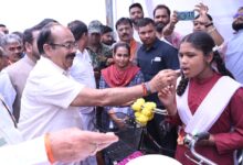 उप मुख्यमंत्री अरुण साव ने शाला प्रवेश उत्सव में बच्चों को तिलक लगाकर कराया शाला प्रवेश….