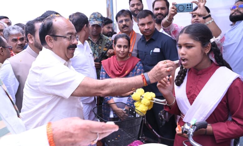 उप मुख्यमंत्री अरुण साव ने शाला प्रवेश उत्सव में बच्चों को तिलक लगाकर कराया शाला प्रवेश…. उप मुख्यमंत्री अरुण साव ने शाला प्रवेश उत्सव में बच्चों को तिलक लगाकर कराया शाला प्रवेश….