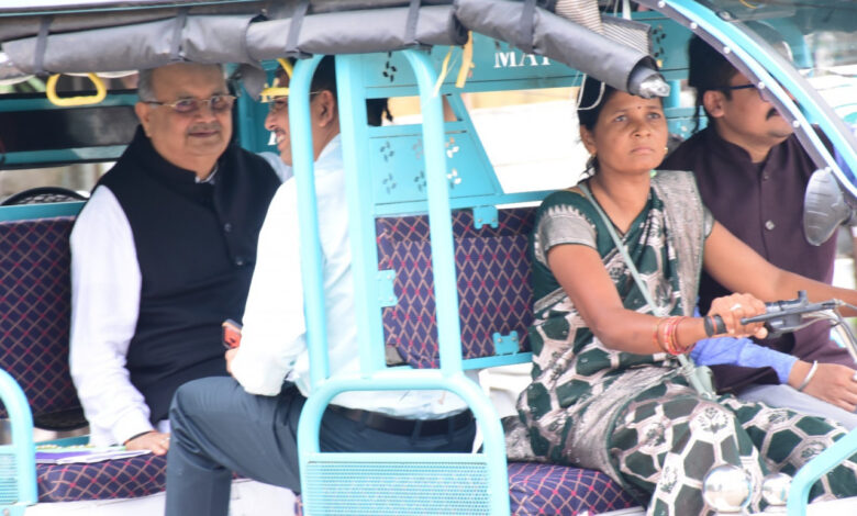 विधानसभा अध्यक्ष डॉ. रमन सिंह जब दीदी सरिता वर्मा के ई-रिक्शा में बैठकर स्पीकर हाऊस के लिए हुए रवाना…..
