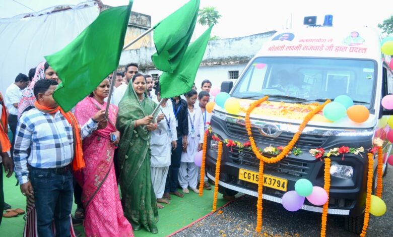 मंत्री लक्ष्मी राजवाड़े ने चांदनी बिहारपुर को दी एम्बुलेंस की सौगात,दिखाई हरी झण्डी