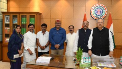 विधानसभा अध्यक्ष डॉ रमन सिंह को बोल बम समिति के संयोजक जितेन्द्र वर्मा ने 17 अगस्त को आयोजित विशाल बोल बम कांवर यात्रा में किया आमंत्रित…