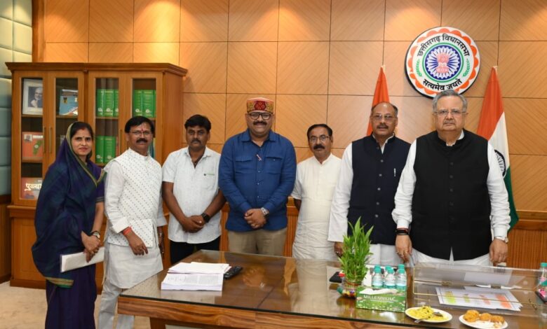विधानसभा अध्यक्ष डॉ रमन सिंह को बोल बम समिति के संयोजक जितेन्द्र वर्मा ने 17 अगस्त को आयोजित विशाल बोल बम कांवर यात्रा में किया आमंत्रित…
