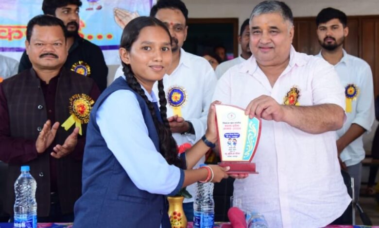 शाला प्रवेश उत्सव में गूंजा शिक्षा का उत्साह, मंत्री राजेश अग्रवाल ने नवप्रवेशी बच्चों का किया आत्मीय स्वागत….. शाला प्रवेश उत्सव में गूंजा शिक्षा का उत्साह, मंत्री राजेश अग्रवाल ने नवप्रवेशी बच्चों का किया आत्मीय स्वागत…..