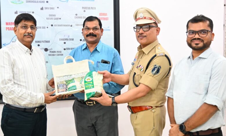 महिला स्व-सहायता समूहों के ‘विष्णु भोग’ चावल की खुशबू पहुंची पुलिस मुख्यालय तक…. महिला स्व-सहायता समूहों के ‘विष्णु भोग’ चावल की खुशबू पहुंची पुलिस मुख्यालय तक….