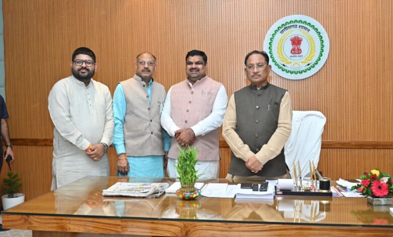 मुख्यमंत्री विष्णु देव साय को बोल बम समिति के संयोजक जितेन्द्र वर्मा ने 17 अगस्त को आयोजित विशाल बोल बम कांवर यात्रा में किया आमंत्रित