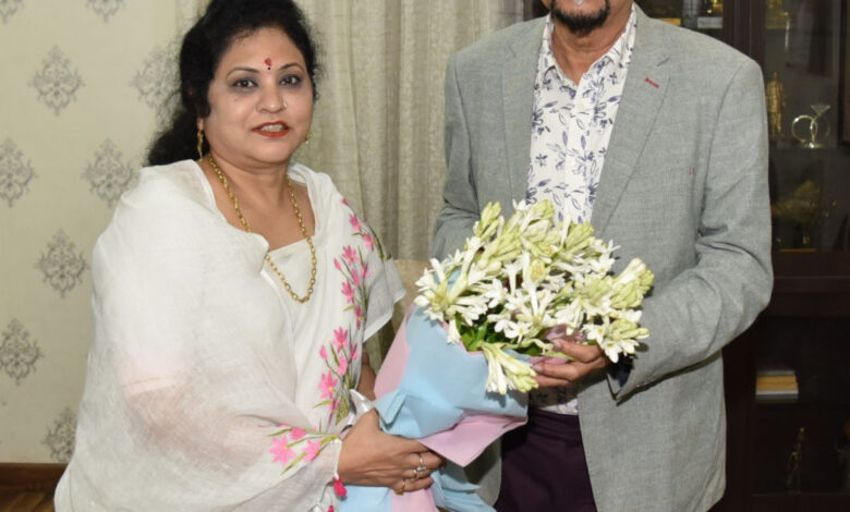 राज्यपाल रमेन डेका से महिला आयोग की नव नियुक्त अध्यक्ष डॉ. ममता साहू ने भेंट की….