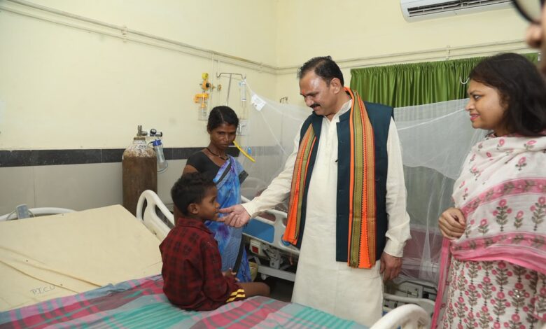 स्वास्थ्य मंत्री जायसवाल ने कांकेर जिला अस्पताल सहित विभिन्न स्वास्थ्य केन्द्रों का निरीक्षण, मरीजों व परिजनों से मुलाकात कर जाना हालचाल…..