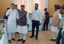 अबूझमाड़ का स्वाद पहुँचा विधानसभा- अरक चावल की महक से दीदियों के हुनर ने जीता जनप्रतिनिधियों का दिल….. अबूझमाड़ का स्वाद पहुँचा विधानसभा- अरक चावल की महक से दीदियों के हुनर ने जीता जनप्रतिनिधियों का दिल…..