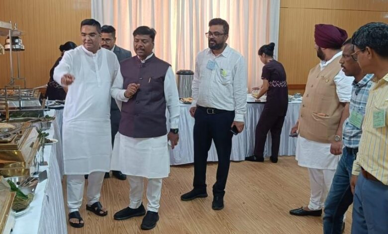 अबूझमाड़ का स्वाद पहुँचा विधानसभा- अरक चावल की महक से दीदियों के हुनर ने जीता जनप्रतिनिधियों का दिल….. अबूझमाड़ का स्वाद पहुँचा विधानसभा- अरक चावल की महक से दीदियों के हुनर ने जीता जनप्रतिनिधियों का दिल…..