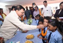 शाला प्रवेशोत्सव में उद्योग मंत्री लखनलाल देवांगन ने किया विद्यार्थियों का आत्मीय स्वागत…..