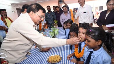 शाला प्रवेशोत्सव में उद्योग मंत्री लखनलाल देवांगन ने किया विद्यार्थियों का आत्मीय स्वागत…..