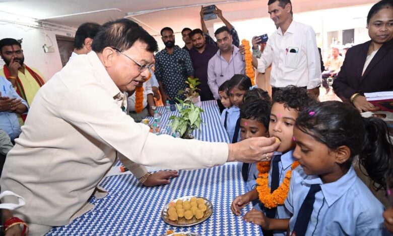 शाला प्रवेशोत्सव में उद्योग मंत्री लखनलाल देवांगन ने किया विद्यार्थियों का आत्मीय स्वागत…..