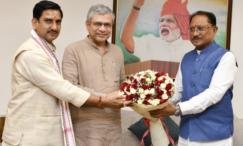 छत्तीसगढ़ में बस्तर से सरगुजा तक रेल संपर्क मजबूत करने की दिशा में बड़ा कदम, मुख्यमंत्री विष्णुदेव साय ने छत्तीसगढ़ में प्रमुख रेल परियोजनाओं को गति देने रेल मंत्री अश्विनी वैष्णव से की विस्तृत चर्चा…. छत्तीसगढ़ में बस्तर से सरगुजा तक रेल संपर्क मजबूत करने की दिशा में बड़ा कदम, मुख्यमंत्री विष्णुदेव साय ने छत्तीसगढ़ में प्रमुख रेल परियोजनाओं को गति देने रेल मंत्री अश्विनी वैष्णव से की विस्तृत चर्चा….