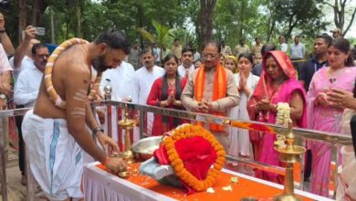 आमंत्रण पर मुख्यमंत्री श्री विष्णु देव साय ने भोरमदेव मंदिर पहुंचकर की पूजा-अर्चना, प्रदेश की सुख-समृद्धि की कामना आमंत्रण पर मुख्यमंत्री श्री विष्णु देव साय ने भोरमदेव मंदिर पहुंचकर की पूजा-अर्चना, प्रदेश की सुख-समृद्धि की कामना