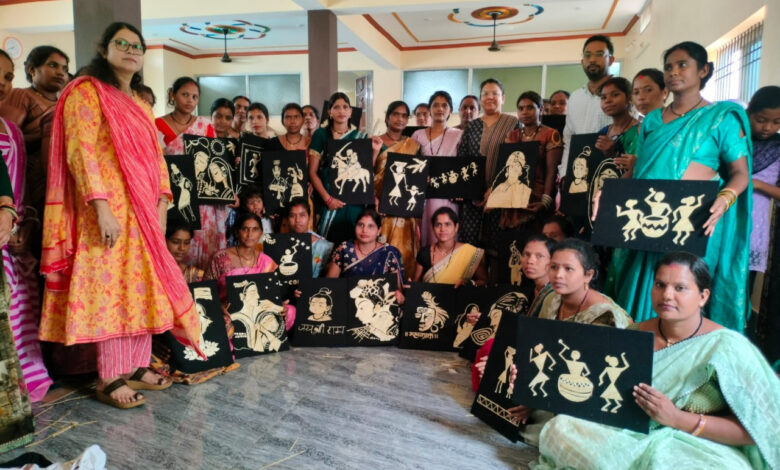 आत्मनिर्भरता की ओर बढ़ते कदम : बलौदाबाजार में समूह की 40 महिलाओं को मिला धान और पैरा आर्ट का प्रशिक्षण…. आत्मनिर्भरता की ओर बढ़ते कदम : बलौदाबाजार में समूह की 40 महिलाओं को मिला धान और पैरा आर्ट का प्रशिक्षण….