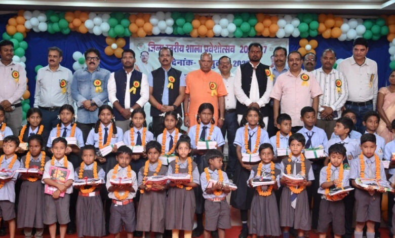 ’जशपुर में धूमधाम से मनाया गया जिला स्तरीय शाला प्रवेश उत्सव’, ’नवप्रवेशी विद्यार्थियों का आत्मीय स्वागत, शिक्षा के महत्व का दिया गया संदेश’…..