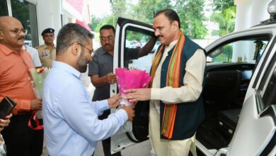 स्वास्थ्य मंत्री जायसवाल के कांकेर आगमन पर जनप्रतिनिधियों एवं कलेक्टर ने किया आत्मीय स्वागत….