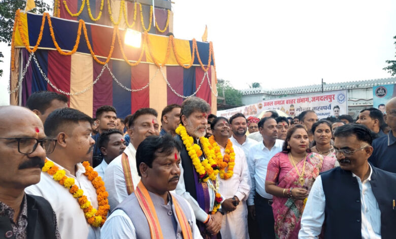 तुपकी’ की सलामी और भक्ति भाव के बीच संपन्न हुआ बस्तर का प्रसिद्ध गोंचा पर्व, वन मंत्री केदार कश्यप सहित जनप्रतिनिधियों ने की पूजा-अर्चना, क्षेत्र की सुख-समृद्धि की कामना… तुपकी’ की सलामी और भक्ति भाव के बीच संपन्न हुआ बस्तर का प्रसिद्ध गोंचा पर्व, वन मंत्री केदार कश्यप सहित जनप्रतिनिधियों ने की पूजा-अर्चना, क्षेत्र की सुख-समृद्धि की कामना…