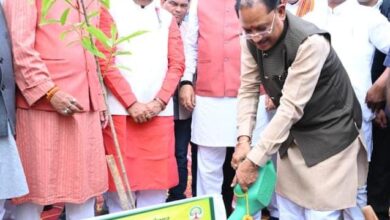 विधानसभा परिसर में ‘एक पेड़ मां के नाम 3.0‘ अभियान के तहत हुआ वृहद पौधरोपण : मुख्यमंत्री विष्णुदेव साय और विधानसभा अध्यक्ष डॉ. रमन सिंह ने लगाया रुद्राक्ष का पौधा….