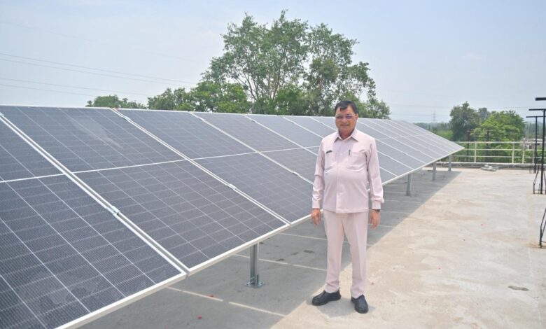 ऊर्जा आत्मनिर्भरता की ओर बढ़ता कोरबा, प्रधानमंत्री सूर्यघर मुफ्त बिजली योजना अपनाकर मंत्री लखनलाल देवांगन बने सौर ऊर्जा के प्रेरक…. ऊर्जा आत्मनिर्भरता की ओर बढ़ता कोरबा, प्रधानमंत्री सूर्यघर मुफ्त बिजली योजना अपनाकर मंत्री लखनलाल देवांगन बने सौर ऊर्जा के प्रेरक….