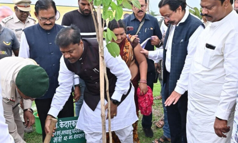 धमतरी बना प्रदेश का पहला जिला, जहाँ PACS के जरिए किसानों को मिलेगी ड्रोन स्प्रेयर सेवा: सहकारिता मंत्री केदार कश्यप… धमतरी बना प्रदेश का पहला जिला, जहाँ PACS के जरिए किसानों को मिलेगी ड्रोन स्प्रेयर सेवा: सहकारिता मंत्री केदार कश्यप…