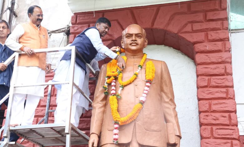 डॉ. श्यामा प्रसाद मुखर्जी की जयंती पर वन मंत्री केदार कश्यप ने अर्पित की पुष्पांजलि….. डॉ. श्यामा प्रसाद मुखर्जी की जयंती पर वन मंत्री केदार कश्यप ने अर्पित की पुष्पांजलि…..