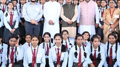 लोकतंत्र की पाठशाला बना विधानसभा परिसर: शकुंतला विद्यालय के विद्यार्थियों ने सदन की कार्यवाही देखी, मुख्यमंत्री विष्णुदेव साय और डॉ. रमन सिंह से की मुलाकात….