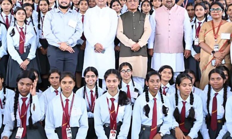 लोकतंत्र की पाठशाला बना विधानसभा परिसर: शकुंतला विद्यालय के विद्यार्थियों ने सदन की कार्यवाही देखी, मुख्यमंत्री विष्णुदेव साय और डॉ. रमन सिंह से की मुलाकात…. लोकतंत्र की पाठशाला बना विधानसभा परिसर: शकुंतला विद्यालय के विद्यार्थियों ने सदन की कार्यवाही देखी, मुख्यमंत्री विष्णुदेव साय और डॉ. रमन सिंह से की मुलाकात….
