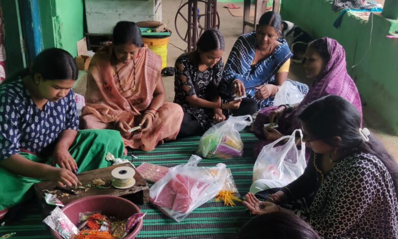 रक्षाबंधन पर बिखरेगा हरियाली का संदेश: रायगढ़ में स्व-सहायता समूह की दीदियों ने तैयार कीं अनोखी बीज राखियां, भाई की कलाई पर प्यार, धरती मां को उपहार की थीम पर बिहान की अभिनव पहल…. रक्षाबंधन पर बिखरेगा हरियाली का संदेश: रायगढ़ में स्व-सहायता समूह की दीदियों ने तैयार कीं अनोखी बीज राखियां, भाई की कलाई पर प्यार, धरती मां को उपहार की थीम पर बिहान की अभिनव पहल….