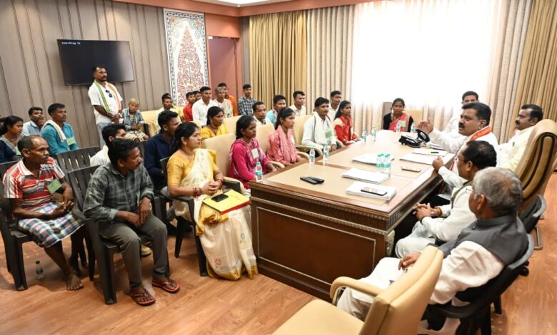 उप मुख्यमंत्री विजय शर्मा ने नक्सल प्रकरणों की वापसी को लेकर बस्तर के युवाओं से की मुलाकात