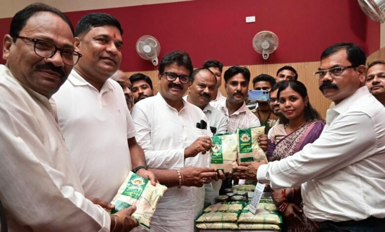 जीपीएम का ‘विष्णुभोग’ चावल बना महिलाओं की समृद्धि का नया ब्रांड, आधे घंटे में 45 हजार रुपये से अधिक की रिकॉर्ड बिक्री…. जीपीएम का ‘विष्णुभोग’ चावल बना महिलाओं की समृद्धि का नया ब्रांड, आधे घंटे में 45 हजार रुपये से अधिक की रिकॉर्ड बिक्री….