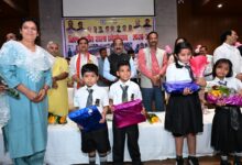 केंद्रीय राज्य मंत्री तोखन साहू और उप मुख्यमंत्री अरुण साव ने नवप्रवेशी बच्चों का तिलक लगाकर किया आत्मीय स्वागत, न्योता भोज में साथ में किया भोजन…. केंद्रीय राज्य मंत्री तोखन साहू और उप मुख्यमंत्री अरुण साव ने नवप्रवेशी बच्चों का तिलक लगाकर किया आत्मीय स्वागत, न्योता भोज में साथ में किया भोजन….