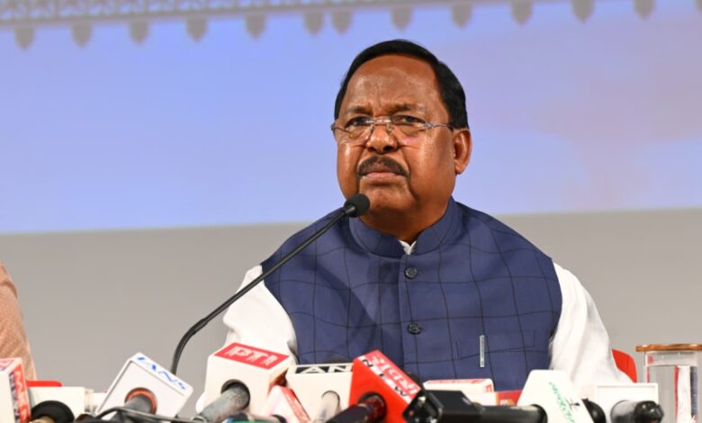 आदिम जाति विकास मंत्री रामविचार नेताम एवं प्रमुख सचिव छत्तीसगढ़ शासन सोनमणि बोरा द्वारा विभागीय गतिविधियों एवं उपलब्धियों पर छत्तीसगढ संवाद के आडिटोरियम (अटल नगर, नवा रायपुर) में आज संयुक्त रूप से प्रेस कॉन्फ्रेंस को संबोधित करते हुए। आदिम जाति विकास मंत्री रामविचार नेताम एवं प्रमुख सचिव छत्तीसगढ़ शासन सोनमणि बोरा द्वारा विभागीय गतिविधियों एवं उपलब्धियों पर छत्तीसगढ संवाद के आडिटोरियम (अटल नगर, नवा रायपुर) में आज संयुक्त रूप से प्रेस कॉन्फ्रेंस को संबोधित करते हुए।