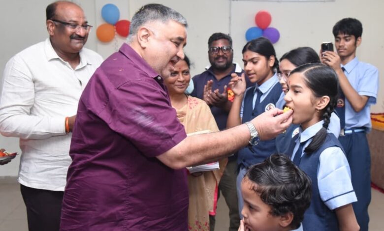 बेटियों के सपनों को मिली नई उड़ान, शाला प्रवेश उत्सव में शामिल हुए पर्यटन एवं संस्कृति मंत्री राजेश अग्रवाल….. बेटियों के सपनों को मिली नई उड़ान, शाला प्रवेश उत्सव में शामिल हुए पर्यटन एवं संस्कृति मंत्री राजेश अग्रवाल…..