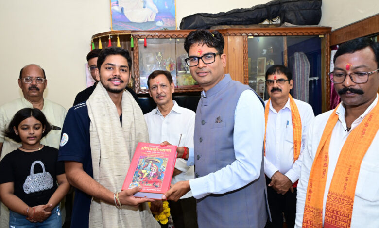 विश्व रिकॉर्ड के साथ जूनियर वर्ल्ड कप में स्वर्ण पदक जीतने वाले दिव्यांशु देवांगन का वित्त मंत्री ओपी चौधरी ने किया सम्मान….