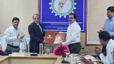 मुख्यमंत्री के नेतृत्व में खनन क्षेत्र में हासिल हुई एक और महत्वपूर्ण उपलब्धि, सीएमडीसी एवं जेएनएआरडीडीसी के बीच हुआ ऐतिहासिक एमओयू, क्रिटिकल मिनरल्स के अनुसंधान एवं वैज्ञानिक विकास को मिलेगी नई दिशा….. मुख्यमंत्री के नेतृत्व में खनन क्षेत्र में हासिल हुई एक और महत्वपूर्ण उपलब्धि, सीएमडीसी एवं जेएनएआरडीडीसी के बीच हुआ ऐतिहासिक एमओयू, क्रिटिकल मिनरल्स के अनुसंधान एवं वैज्ञानिक विकास को मिलेगी नई दिशा…..