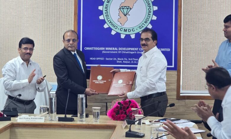 मुख्यमंत्री के नेतृत्व में खनन क्षेत्र में हासिल हुई एक और महत्वपूर्ण उपलब्धि, सीएमडीसी एवं जेएनएआरडीडीसी के बीच हुआ ऐतिहासिक एमओयू, क्रिटिकल मिनरल्स के अनुसंधान एवं वैज्ञानिक विकास को मिलेगी नई दिशा….. मुख्यमंत्री के नेतृत्व में खनन क्षेत्र में हासिल हुई एक और महत्वपूर्ण उपलब्धि, सीएमडीसी एवं जेएनएआरडीडीसी के बीच हुआ ऐतिहासिक एमओयू, क्रिटिकल मिनरल्स के अनुसंधान एवं वैज्ञानिक विकास को मिलेगी नई दिशा…..
