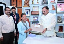 दृष्टिबाधा नहीं बनी बाधा, जयमंती के सपनों को मिली डिजिटल उड़ान,मुख्यमंत्री विष्णुदेव साय ने दृष्टिबाधित छात्रा जयमंती खेस को भेंट किया लैपटॉप…