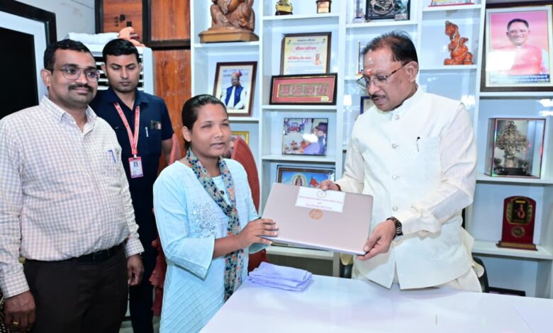 दृष्टिबाधा नहीं बनी बाधा, जयमंती के सपनों को मिली डिजिटल उड़ान,मुख्यमंत्री विष्णुदेव साय ने दृष्टिबाधित छात्रा जयमंती खेस को भेंट किया लैपटॉप…