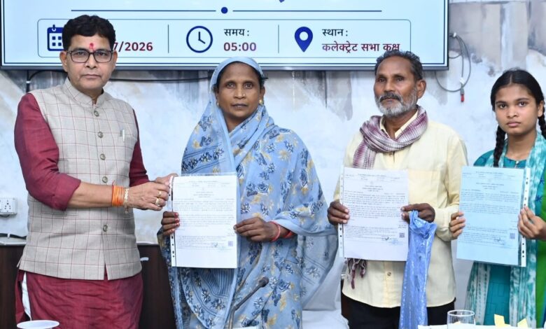 राजस्व मंत्री टंक राम वर्मा ने हितग्राहियों को वितरित किए डिजिटल जाति प्रमाण पत्र