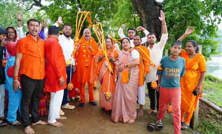 बरसते पानी में नहीं रुके शिवभक्तों के कदम, जितेन्द्र वर्मा के नेतृत्व में बोल बम के जयघोष के साथ पाटन से टोलाघाट तक निकली भव्य कांवर यात्रा… बरसते पानी में नहीं रुके शिवभक्तों के कदम, जितेन्द्र वर्मा के नेतृत्व में बोल बम के जयघोष के साथ पाटन से टोलाघाट तक निकली भव्य कांवर यात्रा…