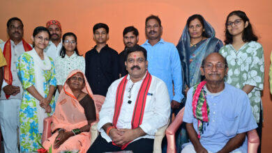 तीन बहनों ने एक साथ पास की नीट परीक्षा, उप मुख्यमंत्री विजय शर्मा ने घर पहुंचकर दी बधाई….. तीन बहनों ने एक साथ पास की नीट परीक्षा, उप मुख्यमंत्री विजय शर्मा ने घर पहुंचकर दी बधाई…..