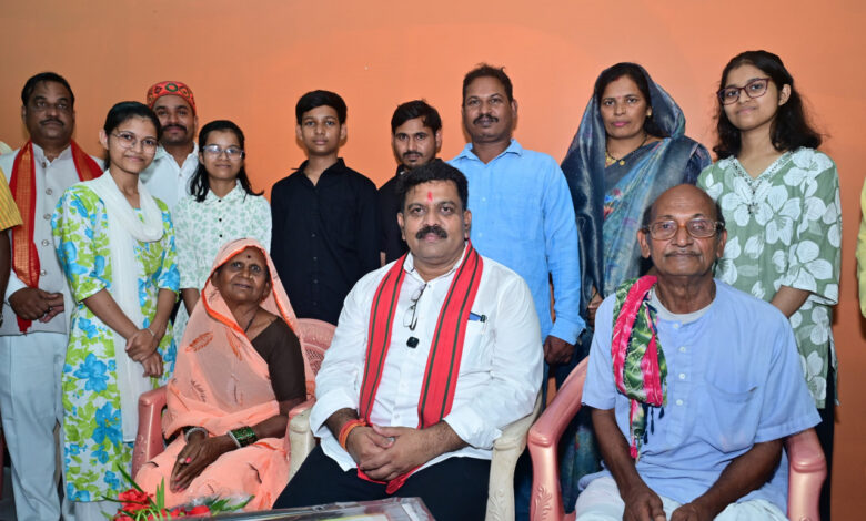 तीन बहनों ने एक साथ पास की नीट परीक्षा, उप मुख्यमंत्री विजय शर्मा ने घर पहुंचकर दी बधाई…..
