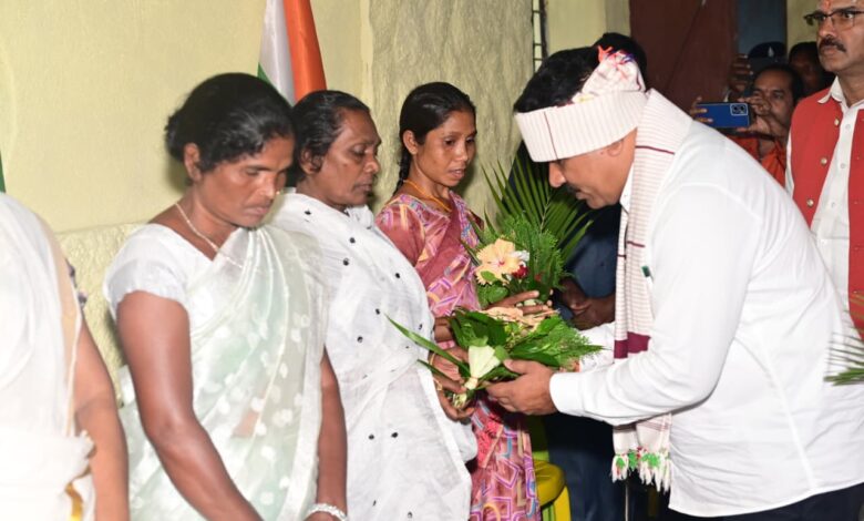 झीरम पहुंच उप मुख्यमंत्री विजय शर्मा ने शहीदों को दी श्रद्धांजलि, शहीदों की स्मृति में किया पौधारोपण, कहा- बस्तर अब खुली और आजाद हवा में सांस ले रहा है….. झीरम पहुंच उप मुख्यमंत्री विजय शर्मा ने शहीदों को दी श्रद्धांजलि, शहीदों की स्मृति में किया पौधारोपण, कहा- बस्तर अब खुली और आजाद हवा में सांस ले रहा है…..
