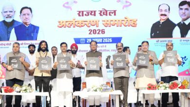 मुख्यमंत्री विष्णु देव साय ने खेलों पर आधारित फोटो प्रदर्शनी और कॉफी टेबल बुक ‘हमारे खिलाड़ी’ का किया विमोचन….. मुख्यमंत्री विष्णु देव साय ने खेलों पर आधारित फोटो प्रदर्शनी और कॉफी टेबल बुक ‘हमारे खिलाड़ी’ का किया विमोचन…..