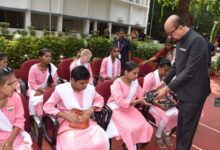 राज्यपाल रमेन डेका ने स्वतंत्रता दिवस पर नेत्रहीन छात्राओं को स्मार्ट स्टिक प्रदान किया…..