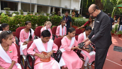 राज्यपाल रमेन डेका ने स्वतंत्रता दिवस पर नेत्रहीन छात्राओं को स्मार्ट स्टिक प्रदान किया….. राज्यपाल रमेन डेका ने स्वतंत्रता दिवस पर नेत्रहीन छात्राओं को स्मार्ट स्टिक प्रदान किया…..